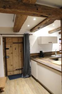 OrschwihrLa p'tite maison的厨房配有木制橱柜和厨房台面