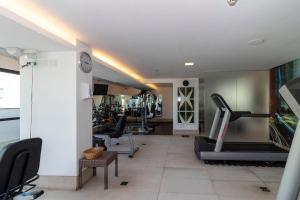 巴西利亚Apartamento em hotel 5 Estrelas Brasília - GMB0414的健身房,配有跑步机和健身器材