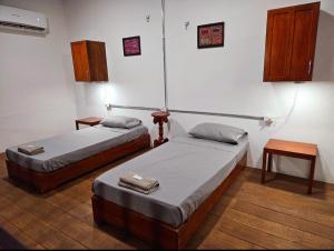 莱蒂西亚3F Apartments的一间客房内配有两张床的房间