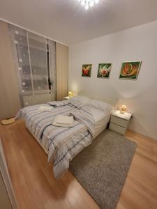 萨格勒布Apartman Jarun lake的一间卧室设有一张大床和两个床头柜
