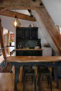 BonnellesLoft dans le clocher face au chateau的厨房配有木桌和凳子