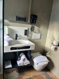 巴德加斯坦Hotel Simader的浴室配有白色水槽和卫生间。