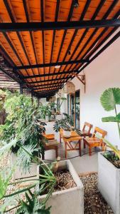 富国TỊNH House Phú Quốc的庭院配有桌椅和植物