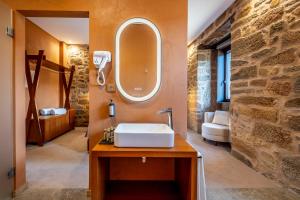 保罗Cherry Sculpture Hotel的一间带水槽和镜子的浴室