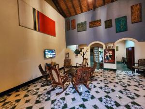 格拉纳达Casa Completa "Casa Macondo" 3BD 2BH 9 Personas的铺有瓷砖地板,设有带桌椅的客厅。