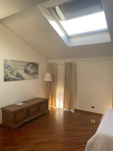 基亚拉瓦莱CIVICO 16的一间卧室配有一张床和天窗