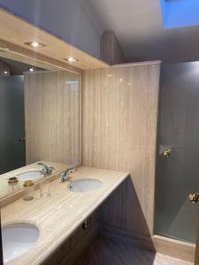 基亚拉瓦莱CIVICO 16的一间带两个盥洗盆和大镜子的浴室