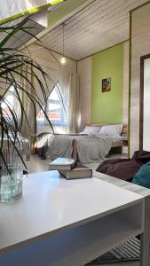 沃罗赫塔ЛемГора的一间设有两张床和一张植物桌子的房间