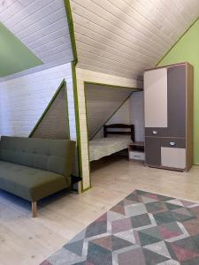 沃罗赫塔ЛемГора的一间配有沙发的房间和一张位于房间的床