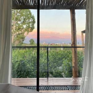 圣卡洛斯La Viñita Wine Lodge的客房设有大窗户,享有田野美景。