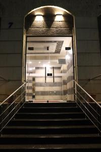 安曼Nour Hotel的夜晚在地铁站里爬上一套楼梯