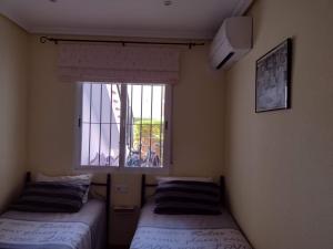 维拉Al Andalus Resort的带窗户的客房内的两张床