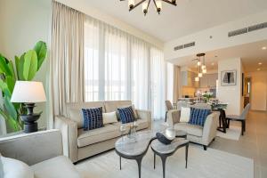 迪拜Veluxa - Luxe 2Bed in Downtown!的客厅配有沙发、椅子和桌子