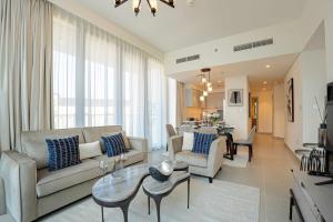 迪拜Veluxa - Luxe 2Bed in Downtown!的客厅配有沙发和桌子