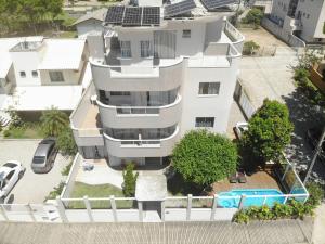 邦比尼亚斯Residencial Tia Dilma的建筑的空中景观,上面有太阳能电池板