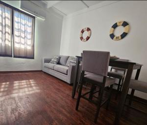 卡沃罗霍Blue House Joyuda的客厅配有桌子和沙发