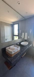 圣卡洛斯La Viñita Wine Lodge的一间带水槽和大镜子的浴室