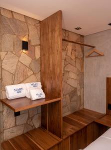伊卡莱Maré Loft Praia的一间带石墙的浴室