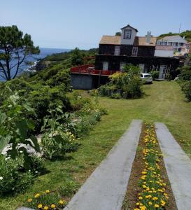 拉日什杜皮库阿瓜达别墅的山坡上带走道和鲜花的房子