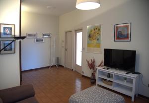 维莫德罗内Casavimo的客厅配有平面电视和沙发。