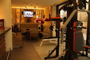 朱尼耶Harbor Haven Suites Single Room with Gym and Bar的一间设有健身房和客厅的房间