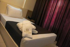 朱尼耶Harbor Haven Suites Single Room with Gym and Bar的酒店客房,配有带毛巾的床