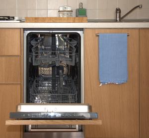 维莫德罗内Casavimo的厨房里配有带餐具的开放式洗碗机