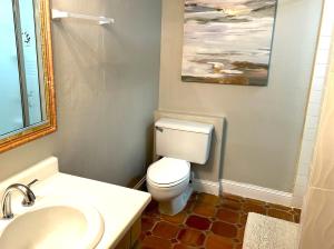 乌马考Beach Villa 215的浴室配有白色卫生间和盥洗盆。