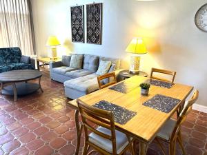 乌马考Beach Villa 215的客厅配有桌子和沙发