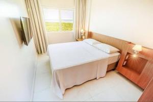 萨利诺波利斯Salinas Exclusive Resort的小房间设有床和窗户