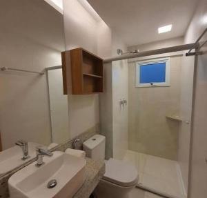 萨利诺波利斯Salinas Exclusive Resort的浴室配有卫生间、盥洗盆和淋浴。
