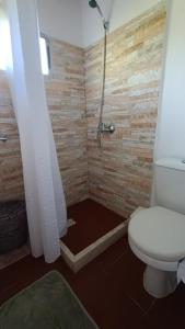 马尔多纳多Adorable microcasa a 4km del centro de Maldonado y de playa mansa, en barrio muy tranquilo!的浴室配有白色卫生间和淋浴。