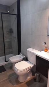 萨尔塔Estación Balcarce的浴室配有卫生间、盥洗盆和淋浴。