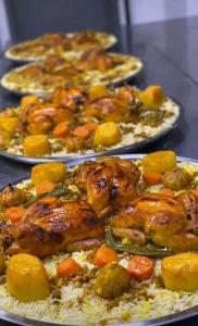 DisahRum Bedouin House的一群食物,包括鸡肉和蔬菜