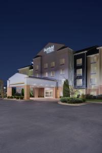 帕迪尤卡Fairfield Inn & Suites by Marriott Paducah的前面有一个停车位的酒店