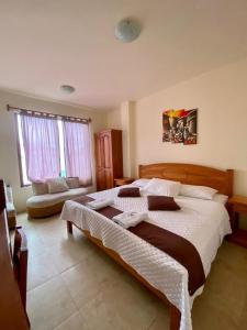 比亚米尔港Apartments Center GSV的一间卧室设有一张大床和一个大窗户
