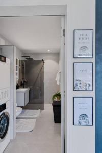 苏黎世Outstanding Boutique-Designer Apartment - private Rooftop Terrace - fully equipped的走廊设有带卫生间和水槽的浴室