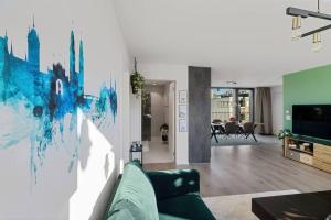 苏黎世Outstanding Boutique-Designer Apartment - private Rooftop Terrace - fully equipped的带沙发和电视的客厅