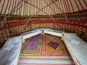 Këk-SayJaichy Yurt Camp的圆顶帐篷内,地板上铺有地毯