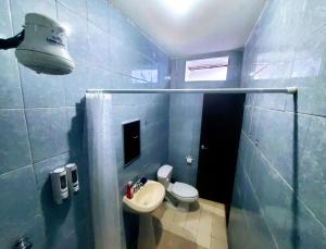 马萨特兰Departamento Pacífico的蓝色的浴室设有卫生间和水槽