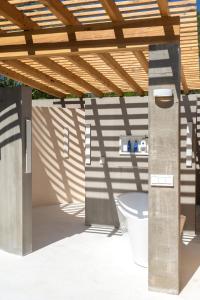 埃斯孔迪多港Casa SANA的木质屋顶下的浴室设有卫生间