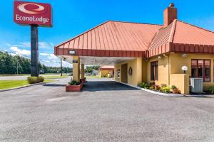 波科莫克城Econo Lodge Pocomoke City Hwy 13的食品店标牌的建筑物