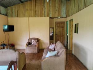 图里亚尔瓦Bella Vista Guest house的客厅配有两张沙发和一台电视机