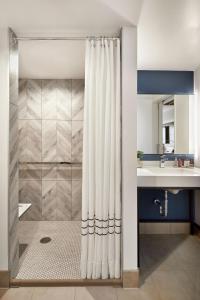 安纳海姆阿纳海姆万豪酒店的浴室配有淋浴帘和盥洗盆。