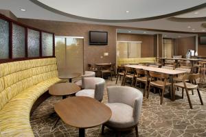 杰克逊维尔SpringHill Suites by Marriott Jacksonville North I-95 Area的餐厅设有桌椅和沙发。