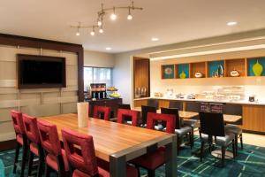 杰克逊维尔Springhill Suites Jacksonville的一间带桌椅的用餐室