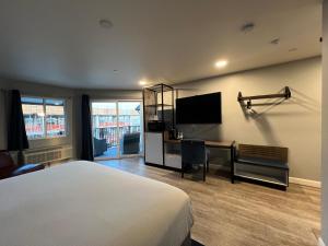 圣克鲁兹卡萨布兰卡沙滩酒店的酒店客房配有一张床、一张书桌和一台电视。