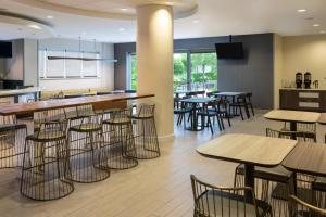迈阿密迈阿密市中心/医疗中心春季山丘套房酒店的一间带桌椅的餐厅和一间酒吧
