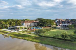 清莱Le Meridien Chiang Rai Resort, Thailand的享有河流度假胜地的空中景致
