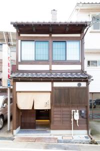 金泽Higashiyama Sho的街道上带遮阳篷的小建筑